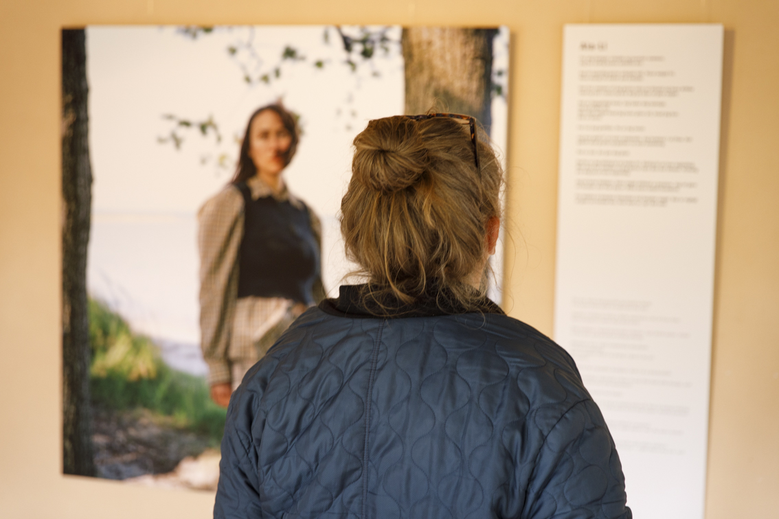 Kvinde besøger udstillingen Ærø Arkivet på Søbygaard