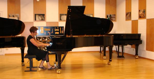 Anne Øland på flygel