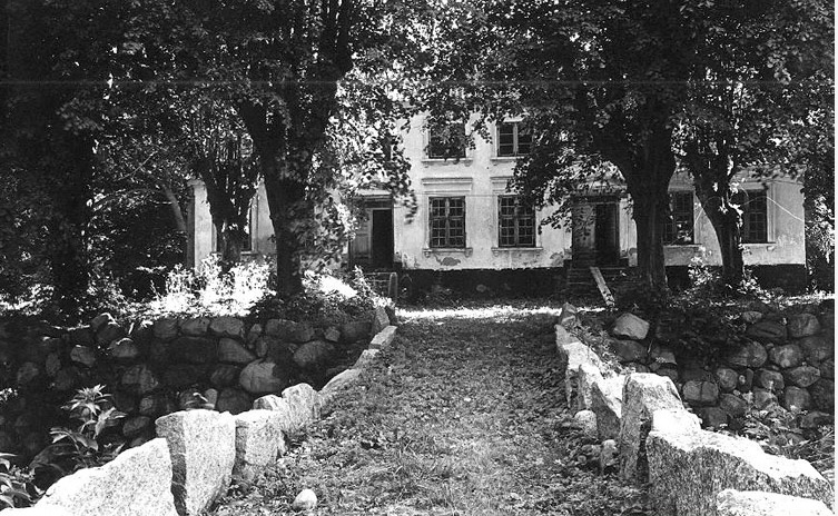 Jagtslottet med bevoksning hele vejen rundt